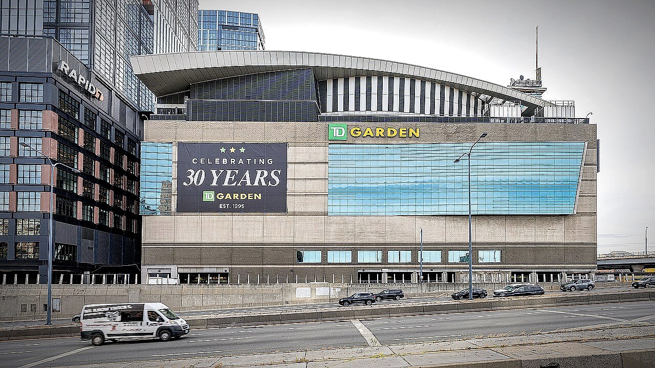 Editorial tile: Boston Celtics, 18 championship banners, parquet floor